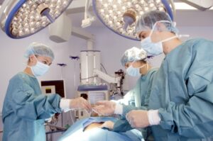 手術室で全身管理を行う麻酔科医を含む医療チームの様子